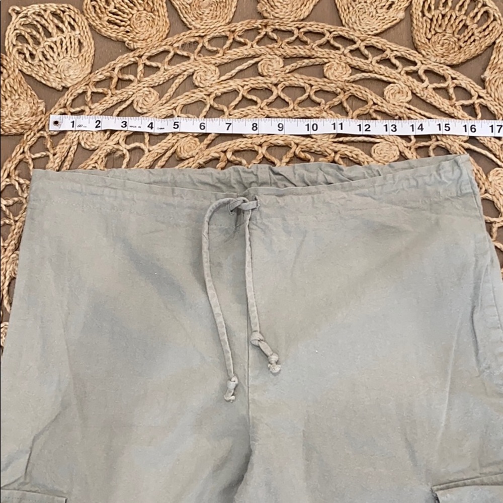 Light green cargo pants. - Picture 4 of 10